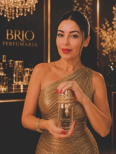 Foto editorial da BRIO com perfume
